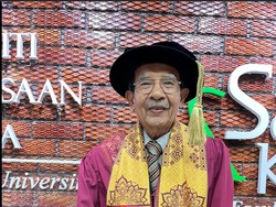 Mantul! Kakek Ini Lulus S3 di Usia 79, Pantang Mundur Meski Idap Katarak
