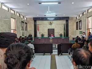 Hakim Tolak Praperadilan Tersangka Pelatih Silat PSHT Tulungagung Hakim Tolak Praperadilan Tersangka Pelatih Silat PSHT Tulungagung