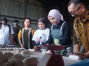SIti Atikoh Ganjar Ikut Buat Kerupuk Kemplang Khas Palembang
