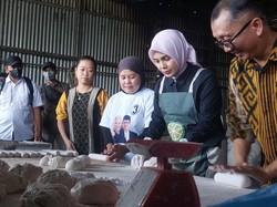 SIti Atikoh Ganjar Ikut Buat Kerupuk Kemplang Khas Palembang