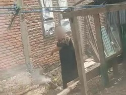 Emak-emak Kolaka Timur Adu Jotos gegara Sampah Dibakar Dekat Jemuran