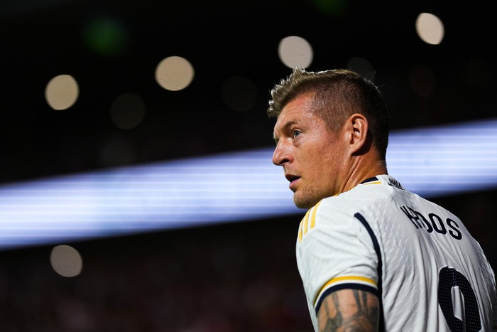 Real Madrids Toni Kroos shoots a corner during the Spanish La Liga soccer match between Atletico Madrid and Real Madrid at Metropolitan stadium in Madrid, Sunday, Sept. 24, 2023. (AP Photo/Manu Fernandez)
