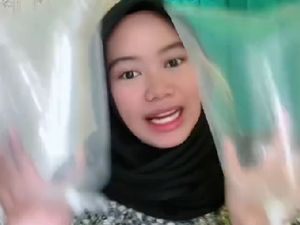 Viral Bikin Ngakak, Wanita Review Udara Jakarta yang Dijual di E-commerce Viral Bikin Ngakak, Wanita Review Udara Jakarta yang Dijual di E-commerce