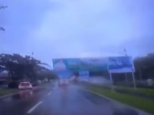 Rekaman Dashcam Kecelakaan Avanza Veloz Terbelah 2 di Padang Pariaman Rekaman Dashcam Kecelakaan Avanza Veloz Terbelah 2 di Padang Pariaman