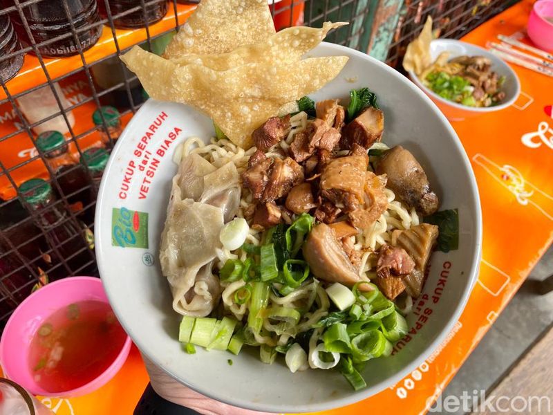 Yummy! Makan Bakmi Ayam Kecap Jamur di Warung 'Doraemon' Jadul
