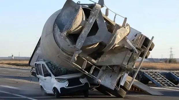 Zeekr 009 ditimpa truk molen