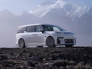 Laris Manis Penjegal Alphard yang Ditiban Truk Molen Nggak Remuk Laris Manis Penjegal Alphard yang Ditiban Truk Molen Nggak Remuk