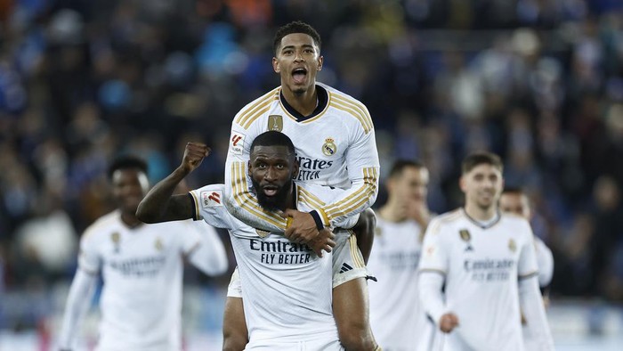 Real Madrids Antonio Rudiger, centre, and Real Madrids Jude Bellingham celebrate their victory at the Spanish La Liga soccer match between Alaves and Real Madrid at the Mendizorroza stadium in Vitoria-Gasteiz, Spain, Thursday, Dec. 21, 2023. (AP Photo/Ricardo Larreina)