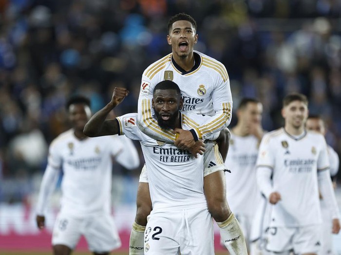 Real Madrid's Antonio Rudiger, centre, and Real Madrid's Jude Bellingham celebrate their victory at the Spanish La Liga soccer match between Alaves and Real Madrid at the Mendizorroza stadium in Vitoria-Gasteiz, Spain, Thursday, Dec. 21, 2023. (AP Photo/Ricardo Larreina)