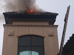 Tersambar Petir, Atap Bangunan Sport Center di Pamulang Kebakaran