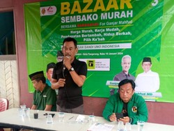 Pendukung Ganjar-Mahfud Gelar Sembako Murah untuk Warga Tangerang