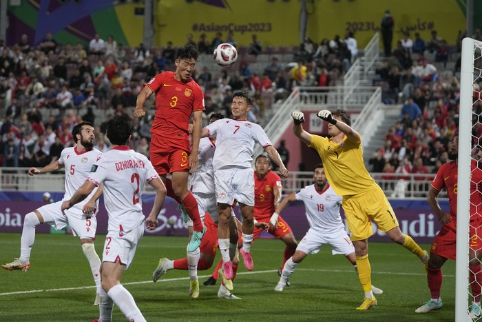 Chinas Zhu Chenjie (3) heads the ball in an attempt to score during the Asian Cup Group A soccer match between China and Tajikistan at Abdullah Bin Khalifa Stadium in Doha, Qatar, Saturday, Jan. 13, 2024. (AP Photo/Thanassis Stavrakis)