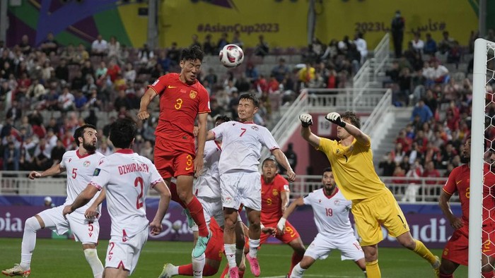Chinas Zhu Chenjie (3) heads the ball in an attempt to score during the Asian Cup Group A soccer match between China and Tajikistan at Abdullah Bin Khalifa Stadium in Doha, Qatar, Saturday, Jan. 13, 2024. (AP Photo/Thanassis Stavrakis)