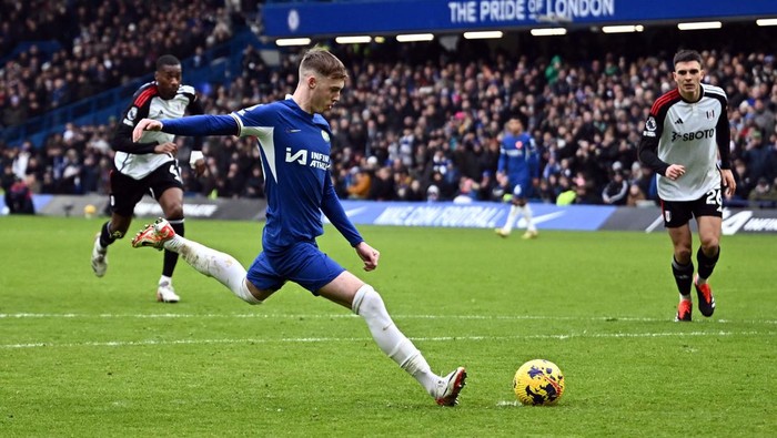 Soccer Football - Premier League - Chelsea v Fulham - Stamford Bridge, London, Britain - January 13, 2024 Chelseas Cole Palmer scores their first goal from the penalty spot REUTERS/Dylan Martinez NO USE WITH UNAUTHORIZED AUDIO, VIDEO, DATA, FIXTURE LISTS, CLUB/LEAGUE LOGOS OR LIVE SERVICES. ONLINE IN-MATCH USE LIMITED TO 45 IMAGES, NO VIDEO EMULATION. NO USE IN BETTING, GAMES OR SINGLE CLUB/LEAGUE/PLAYER PUBLICATIONS.