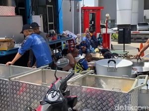 Dapur Umum Siapkan Ratusan Porsi Nasi Bungkus untuk Korban Banjir Braga