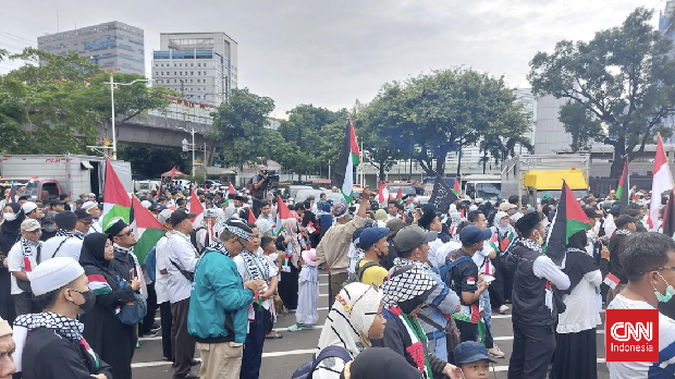 Ratusan demonstran menggelar aksi demo di depan Kedutaan Besar Amerika Serikat, Jakarta (13/1). Massa menuntut gencatan senjata, bertepatan 100 hari agresi Israel di Gaza, Palestina.