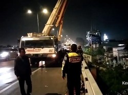 Truk Trailer yang Terjun Bebas ke Bozem Morokrembangan Surabaya Dievakuasi