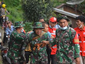 Evakuasi Warga Disabilitas di Kaki Gunung Marapi