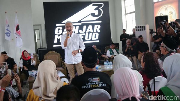 Ganjar Bakar Semangat Pendukungnya di Surabaya