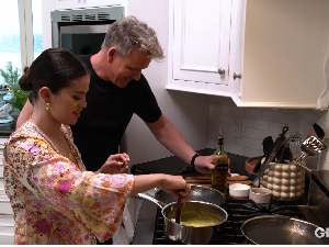 Gordon Ramsay Ajari Selena Gomez Masak Burger Buat Sarapan Gordon Ramsay Ajari Selena Gomez Masak Burger Buat Sarapan