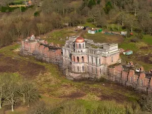 Istana Megah Lebih Besar dari Buckhingham Terlantar 20 Tahun, Kini Berhantu Istana Megah Lebih Besar dari Buckhingham Terlantar 20 Tahun, Kini Berhantu