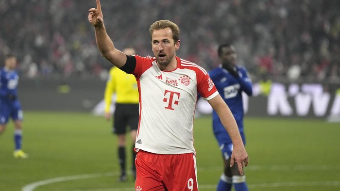 Bayerns Harry Kane celebrates after scoring his sides second goal during the German Bundesliga soccer match between FC Bayern Munich and TSG 1899 Hoffenheim at the Allianz Arena in Munich, Germany, Friday, Jan. 12, 2024. (AP Photo/Matthias Schrader)