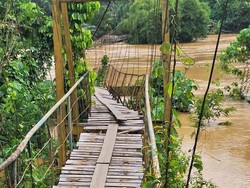 Banjir di Sarolangun Meluas hingga Ketinggian 2,5 Meter, 4 Jembatan Putus