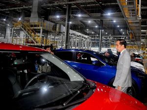 Tinjau Pabrik VinFast, Jokowi Sambut Baik Rencana Investasi di Indonesia