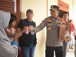 Kompol Teddy Bawa Pesan Pemilu-Susu ke Lokasi Pengungsian Banjir di Inhu