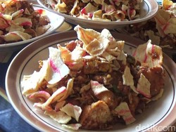 Uniknya Kupat Landan Banjarnegara, Bikinnya Dicampuri Abu