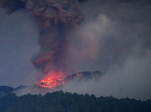 Momen Gunung Marapi Lontarkan Batu Panas