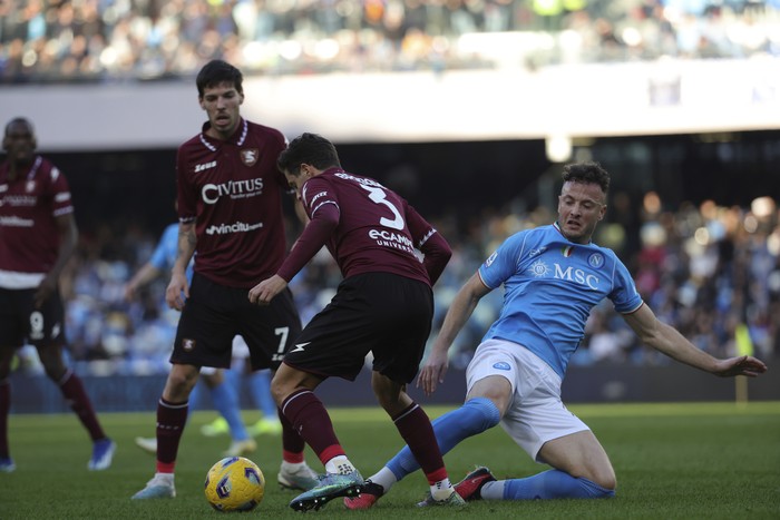 Napolis Amir Rrahmani, right, vies for the ball with Salernitanas Domagoj Bradaric, during the Italian Serie A soccer match between Napoli and Salernitana, at the Diego Armando Maradona stadium, in Naples, Italy, Saturday, Jan. 13, 2024.  (Alessandro Garofalo/LaPresse via AP)