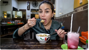 Bikin Ngiler! 10 Momen Nikita Mirzani Makan Bakso di Warung Kaki Lima