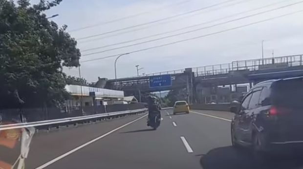 Pemotor nyelonong Tol Jagorawi ditilang polisi.