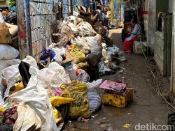Banjir Cikapundung Bandung Sisakan Sampah di Permukiman Braga
