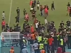 Suporter Masuk Lapangan, Deltras FC Didenda Rp 35 Juta! Suporter Masuk Lapangan, Deltras FC Didenda Rp 35 Juta!