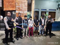 Polisi Tangkap 4 Pelajar Bersenjata Hendak Tawuran Malam-malam di Jaksel