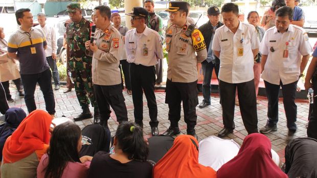 Polisi mengamankan sejumlah pelajar yang terlibat tawuran di kawasan Kemayoran, Jakarta Pusat. Mereka 'dihukum' bersujud di bawah kaki orang tua (dok. ist)