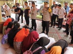 Kala Para Pelajar Tawuran di Jakpus Dihukum Sujud di Kaki Orang Tua