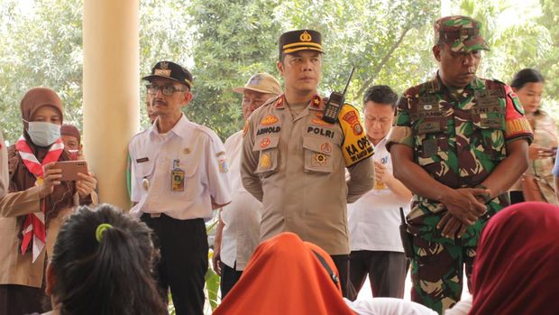 Polisi mengamankan sejumlah pelajar yang terlibat tawuran di kawasan Kemayoran, Jakarta Pusat. Mereka 'dihukum' bersujud di bawah kaki orang tua (dok. ist)