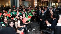 Potret Jokowi Disambut Goyang Gacor WNI-Driver Gojek di Vietnam
