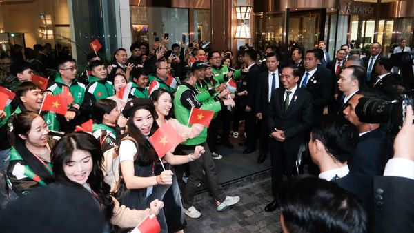 Potret Jokowi Disambut Goyang Gacor WNI-Driver Gojek di Vietnam