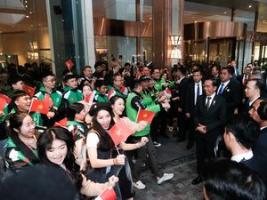 Potret Jokowi Disambut Goyang Gacor WNI-Driver Gojek di Vietnam