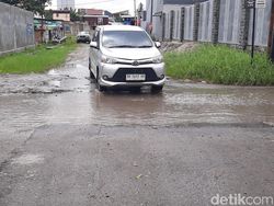 Pak Bobby, Warga dan Pengendara Keluhkan Lubang di Jalan Danau Sentani!