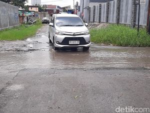 Pak Bobby, Warga dan Pengendara Keluhkan Lubang di Jalan Danau Sentani! Pak Bobby, Warga dan Pengendara Keluhkan Lubang di Jalan Danau Sentani!