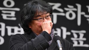 Wajah Sedih Bong Joon Ho Desak Investigasi Kematian Lee Sun Kyun