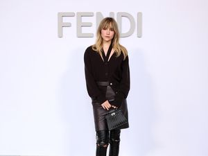 Kapok Ditolak Rumah Mode, Suki Waterhouse Wajib Cukur Bulu Kaki Jelang Show