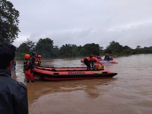 Banjir di Batanghari Makan Korban, Siswanto Hilang Terseret Arus Saat Berenang