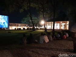 Kala Anak Muda Menikmati Sensasi Tontonan Layar Tancap di Lokananta