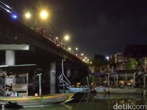 Kesaksian Warga Saat Truk Trailer Terjun dari Tol Perak Nyemplung Bozem